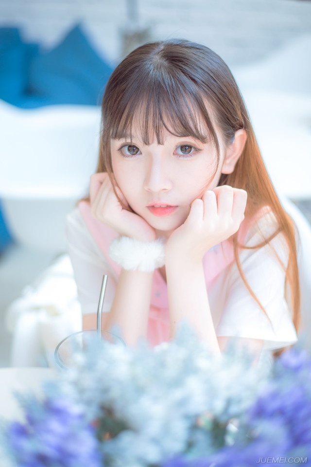 我爱你，才会向你袒露心灵的世界，向你展示所有的喜怒悲欢，只有对你不曾设防;我爱你，才会和你耍小脾气，无缘无故离你远远的，其实我只想走进你炙热的怀抱听你的心跳;我爱你，所以我给了你伤害我的权力，只要我能忍受，我会一直陪伴着你，你不能伤害我太多，冷了，会淡漠，痛了，会松手。